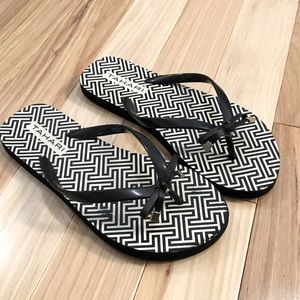 Tahari Rosella flip flop sandals Size 7
